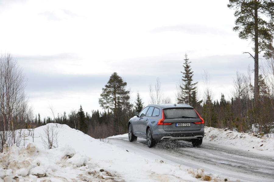  Volvo V90 D5 Cross Country 2016 года  (WW) (фото 18 из 36)